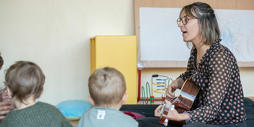 Relais petite enfance : atelier parents-enfants « séance de guitare lecture »