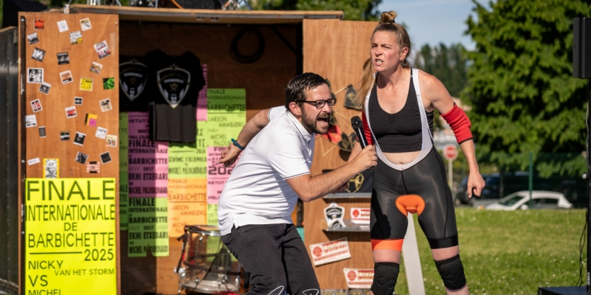 Tiens Tiens – Théâtre de rue catché (Compagnie Les Arracheurs de Dents)